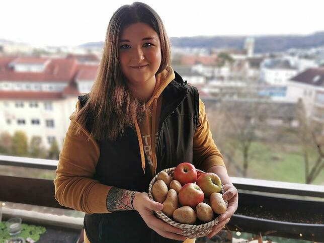 Katrin Wolfrum teilt gerne Lebensmittel, die ihr selbst zu viel sind, wie etwa Kartoffel oder Äpfel. Bild: Privat