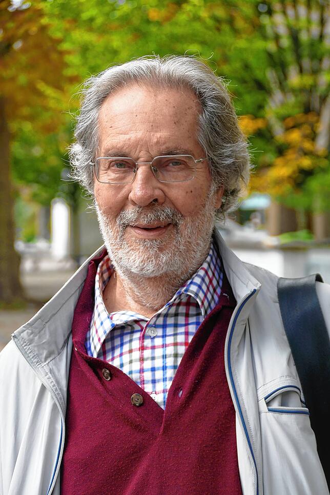 Historiker Wolfgang Bocks sichtete viele Fotos zur Stadtgeschichte.