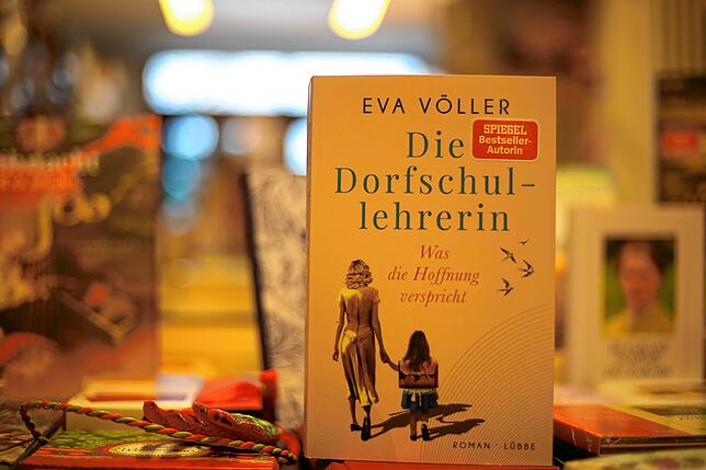 &bdquo;Die Dorfschullehrerin&ldquo; von Eva Völler, erschienen im Lübbe-Verlag für 14,99 Euro. 1961 muss sich eine Lehrerin aus Berlin ...