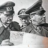 Generalleutnant Hans Speidel (links) mit Generalfeldmarschall Erwin Rommel (rechts) bei der Inspektion des Atlantikwalls (Pas de Calais, ...