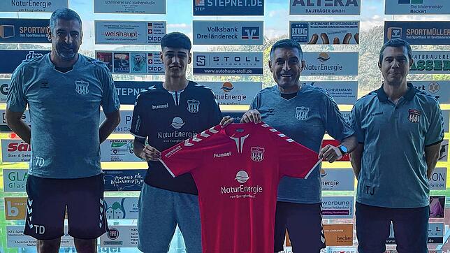 Talent im Grütt: Beim FV Lörrach-Brombach freuen sich Trainer Tiziano Di Domenico (links), Sportchef Tobias Jehle (rechts) und ...