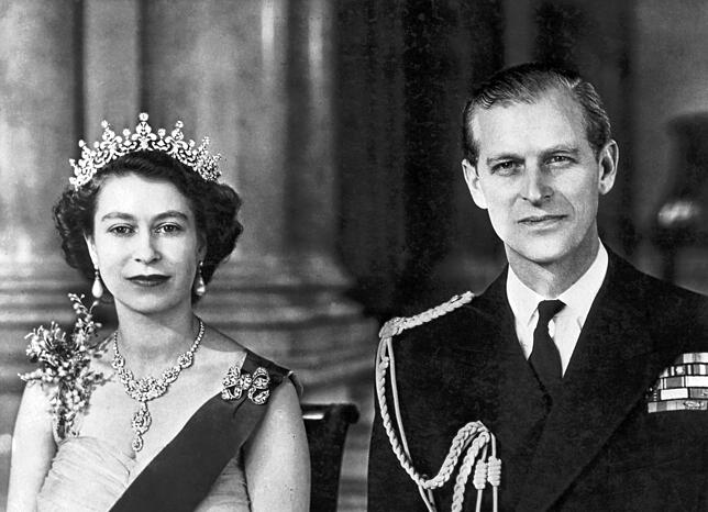 Queen Elizabeth II. posiert mit ihrem Ehemann Prinz Philip, dem Duke of Edinburgh, im Buckingham Palast in London (Archivfoto vom ...