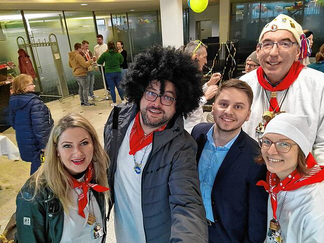 SÜDKURIER-Redakteure und Sparkassenmitarbeiter in närrischer Stimmung.
