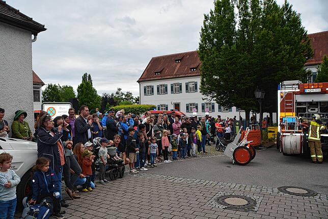Viele Zuschauer verfolgten die Hauptübung der Feuerwehr Hagnau am Winzerverein. Pressesprecher Philipp Gotterbarm kommentierte für die ...