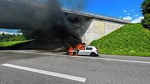 Ein Auto brannte auf der Autobahn 81 bei Engen aus. Als die Feuerwehr eintraf, stand es bereits voll in Flammen.
