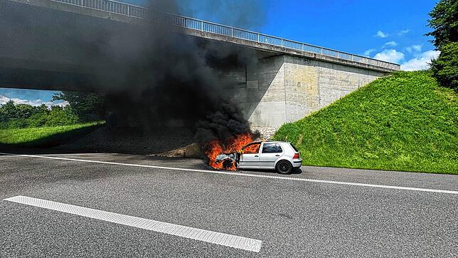Ein Auto brannte auf der Autobahn 81 bei Engen aus. Als die Feuerwehr eintraf, stand es bereits voll in Flammen.