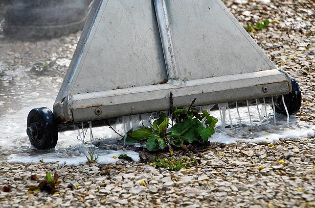 Die Stadt Hüfingen bekämpft Unkraut mit heißem Wasser.