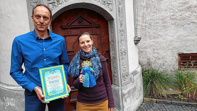 Nach der Rückkehr: Die Konstanzer Hauptamtsleiterin Charlotte Biskup hält eine kleine Motanka in der Hand. Diese Puppen stehen in ...