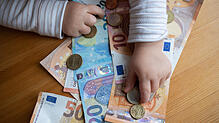Das Kindergeld ist eine finanzielle Unterstützung für Familien in Deutschland. Monatlich erhalten diese einen Betrag von 255 Euro pro Kind.