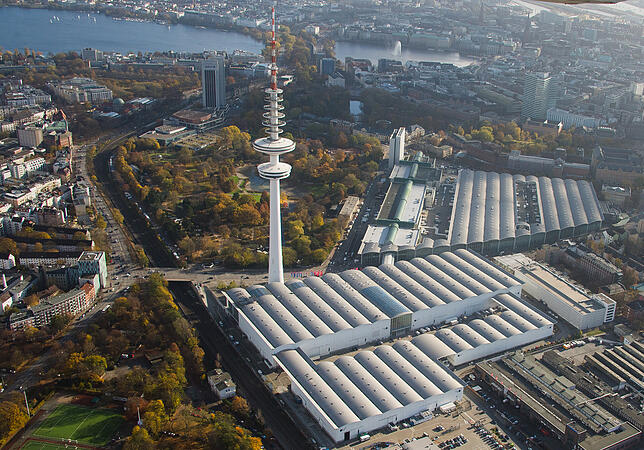 Der der Park Planten un Blomen im Hamburger Stadtteil Rotherbaum (Mitte) ist umgeben von Fernsehturm, Messehallen, Messegelände im ...