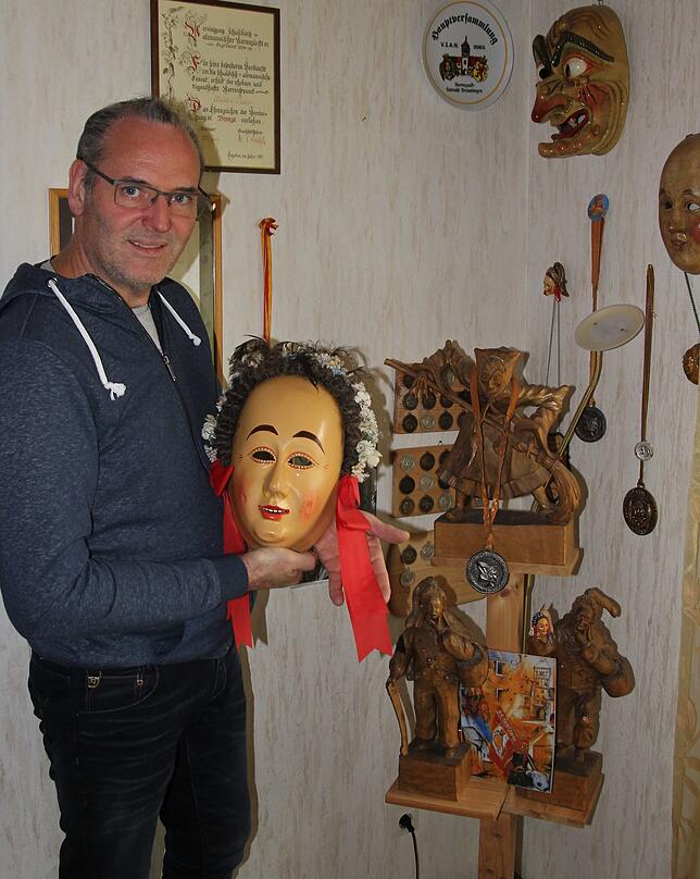 Narrenrat Simon Rütschle mit der Hansellarve.