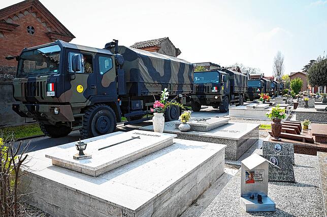 Unvergessen: Italienische Militär-Lkw, die die Leichen von Corona-Toten zum Friedhof fahren.