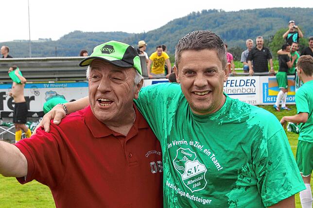 Größter Erfolg: Oliver Neff (rechts) feiert 2012 mit dem SV Rheintal den Aufstieg in die Bezirksliga.