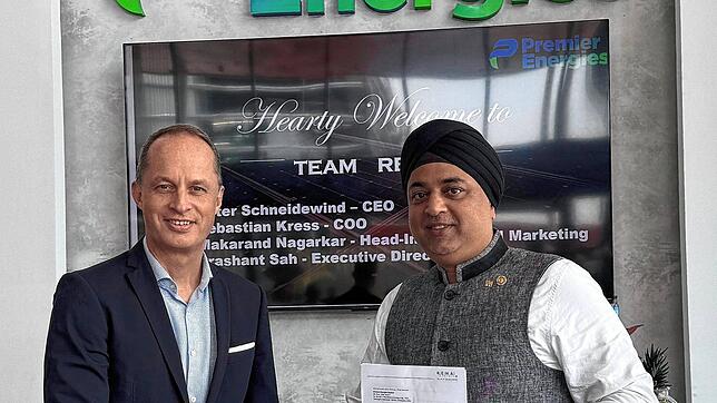 Peter Schneidewind, CEO von Rena Technologies, und der indische Partner Chiranjeev Singh Saluja, Managing Director von Premier Energies. ...