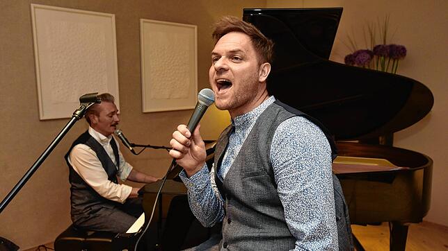 Sebastian Schnitzer am Flügel und Thomas Sausen treten beim Grand Opening des Öschberghofs im Mai 2019 auf. Am Freitag, 17. April, gibt ...