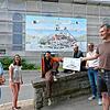 Ein Wimmelbild, das die derzeitigen Sanierungsarbeiten an der katholischen Kirche in Meersburg aufspießt, schmückt nun das Baugerüst. ...