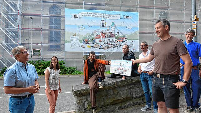 Ein Wimmelbild, das die derzeitigen Sanierungsarbeiten an der katholischen Kirche in Meersburg aufspießt, schmückt nun das Baugerüst. ...