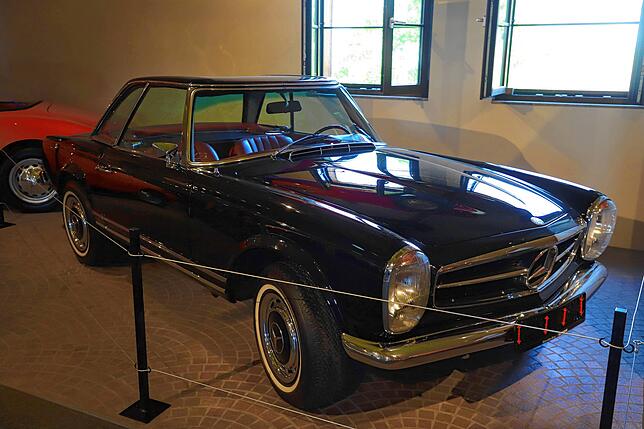 Ein Mercedes-Benz 280SL, der im März 1963 auf dem Genfer Auto-Salon vorgestellt wurde. Er sollte gleichzeitig die Typen 190 SL und 300 ...