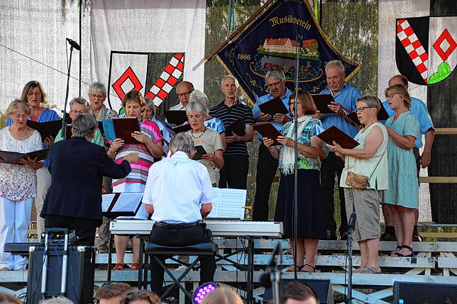 Den musikalischen Reigen des Open-Air-Konzerts eröffnete der Kirchenchor St. Bernhard.