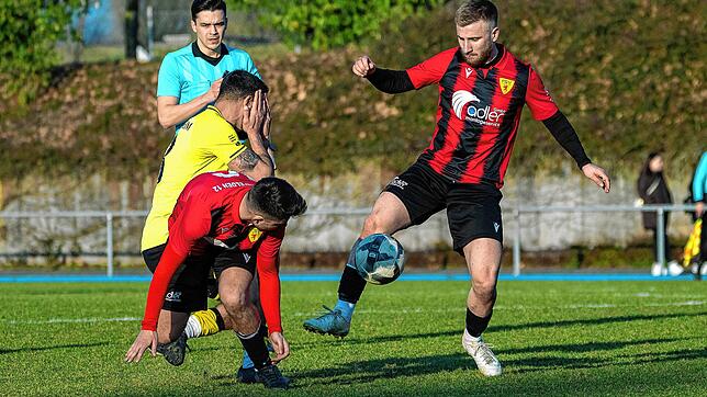 Trifft zum Ausgleich: Ivan Atlija (rechts) erzielte in der 67. Minute für den FSV Rheinfelden das 1:1 in der Partie gegen Spitzenreiter ...