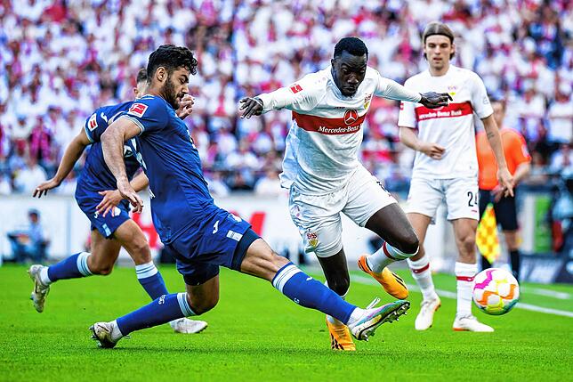 des-Benz-ArenaHoffenheims Ozan Kabak (l) in Aktion gegen Stuttgarts Silas Katompa Mvumpa (r).