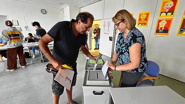 Wilfried Möking aus Seefelden wählt in Oberuhldingen in der Lichtenbergschule. Rechts Wahlhelferin Nicole Männle.