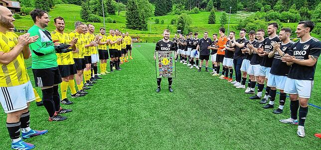 Ausstand mit Aufstieg: Marc Maier wurde zum Saisonfinale beim SV Todtmoos gebührend in den Fußball-Ruhestand verabschiedet.
