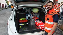 Daniel Hoffmann zeigt die Ausrüstung des Fahrzeugs. Er hat in Döggingen den Stein ins Rollen gebracht.