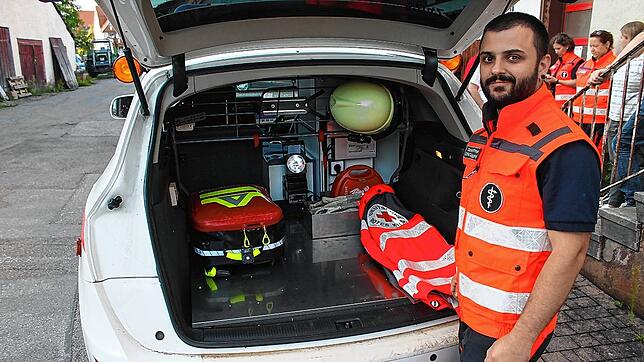 Daniel Hoffmann zeigt die Ausrüstung des Fahrzeugs. Er hat in Döggingen den Stein ins Rollen gebracht.