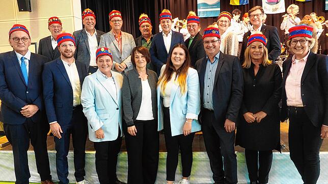 Das neue Präsidium stellte sich nach dem Konvent den Fotografen. Vorne in der Mitte die beiden Frischgewählten: Tabea Meissner (rechts ...