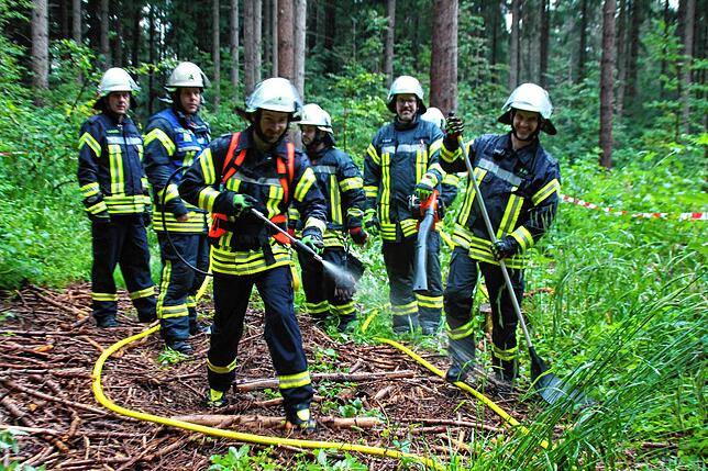 Thomas Schäfer, Thomas Williard, Julian Olschock, Aaron Hofmann, Dennis Rottler und Stefan Ruf bei der „Waldbrandbekämpfung“