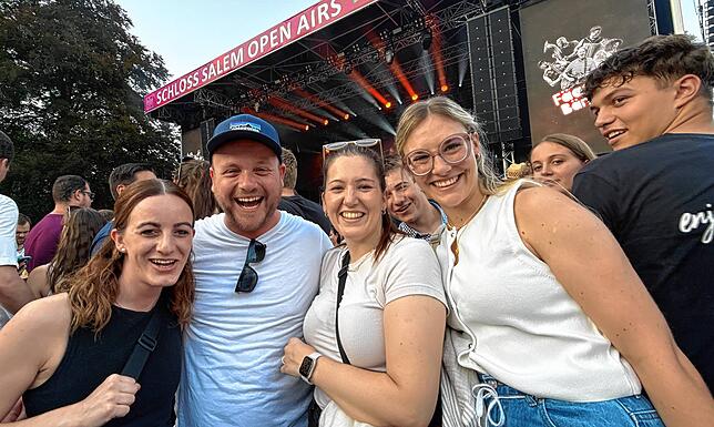Können fast alle Texte mit Begeisterung mitsingen: Franzi, Simon, Nici und Magda musizieren selbst in Sigmaringendorf und haben den ...