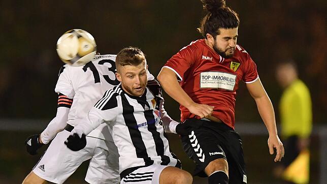Herren der Lüfte: Vor den Toren ging es beim Derby des FSV Rheinfelden gegen den SV 08 Laufenburg zur Sache. Der Rheinfelder Faruk Cam ...