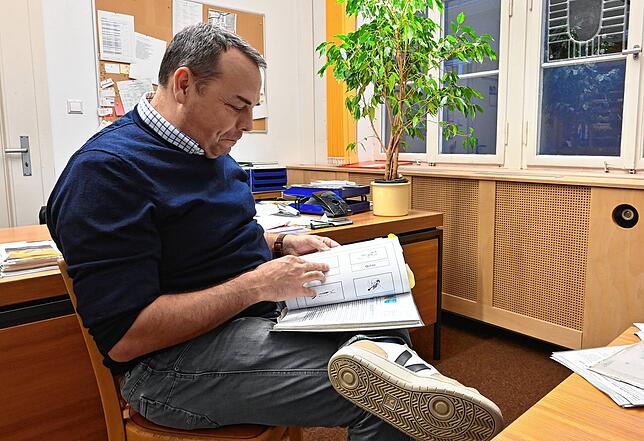 Ortsvorsteheher Claudio Helling blättert in seinen Unterlagen zur Verkehrsentwicklung in Gurtweil.