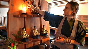 Anna Maringer zündet im Buddhistischen Zentrum in Herrischried eine Kerze an – hier findet sie Ruhe für ihre Meditation.