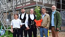Freuen sich, dass beim neuen Gästehaus auf dem Spittelsberg nun das Richtfest gefeiert werden kann (von links): Elisabeth Ries, Paul ...