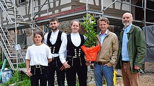 Freuen sich, dass beim neuen Gästehaus auf dem Spittelsberg nun das Richtfest gefeiert werden kann (von links): Elisabeth Ries, Paul ...