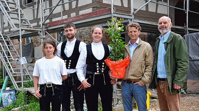Freuen sich, dass beim neuen Gästehaus auf dem Spittelsberg nun das Richtfest gefeiert werden kann (von links): Elisabeth Ries, Paul ...
