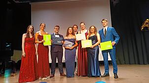 Die Preisträger des Georg-Büchner-Gymnasiums (von links): Sarah Quaas, Romy Matilda Loidl, Andrei Tudor Oprisor, Stella Maria Waid, ...