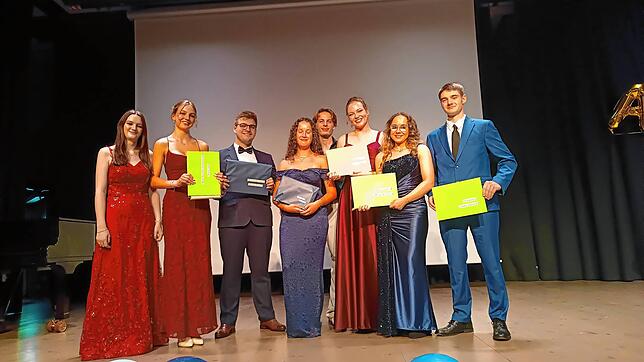 Die Preisträger des Georg-Büchner-Gymnasiums (von links): Sarah Quaas, Romy Matilda Loidl, Andrei Tudor Oprisor, Stella Maria Waid, ...