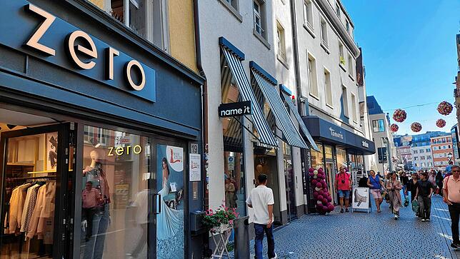 Eine Kette neben der anderen in der Rosgartenstraße: Zero, name it, Tamaris und Strellson reihen sich aneinander.
