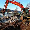 Bagger spitzen die alten Betonfundamente aus.