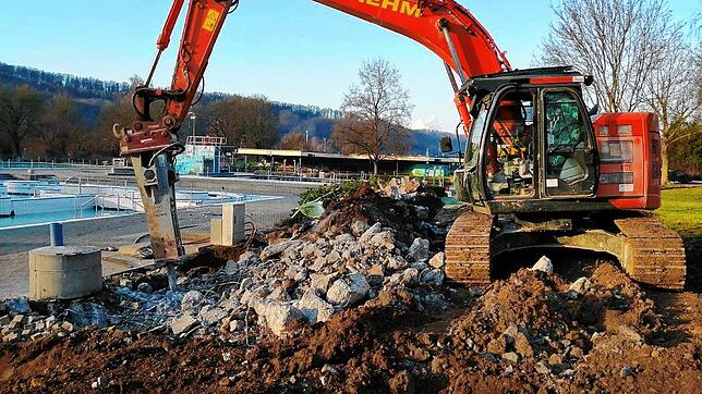 Bagger spitzen die alten Betonfundamente aus.