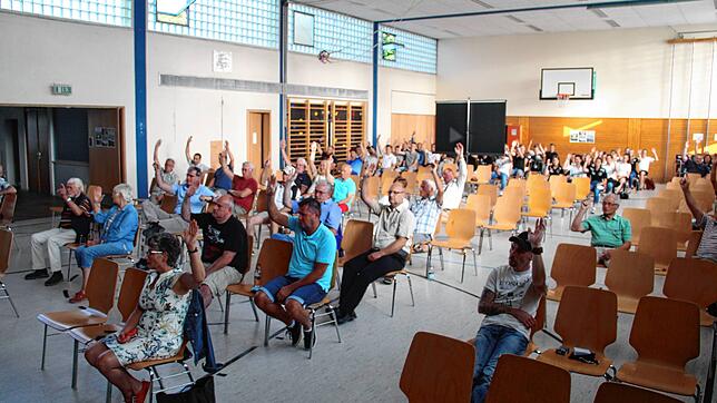 Alle 85 anwesenden Mitglieder bei der außerordentlichen Mitgliederversammlung des FV Marbach stimmen für das Projekt Kunstrasenplatz. ...