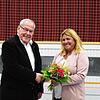 Ein Dankeschön von Franz Moser, JMS-Vorsitzender, an Sabine Weber: Die langjährige Vorsitzende des Fördervereins der Musikschule stellte ...