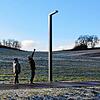 Elisabeth und Hubert Nieder aus Mühlingen schauen sich die Solarleuchten am Geh- und Radweg zwischen Mühlingen und Mainwangen an.