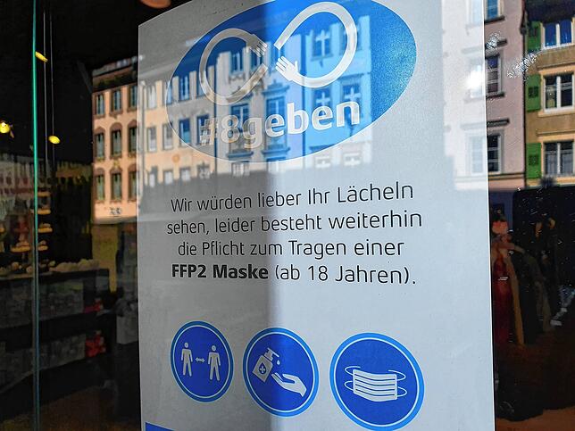 Die Zugangsbeschränkungen zum Einzelhandel sind aufgehoben. Das Tragen einer FFP-Maske in den Geschäften ist aber weiterhin Pflicht.