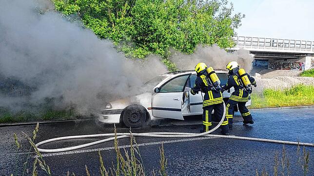Beim Eintreffen der Feuerwehr wurden umgehend Löschmaßnahmen mit Wasser eingeleitet. Dabei trugen die Feuerwehr Atemschutzgeräte.