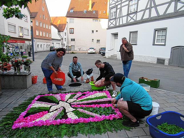 Der Kirchenchor Rast-Bichtlingen sang beim Festgottesdienst. Zuvor gestalteten die Sängerinnen und Sänger einen Teppich mit einer Taube, ...