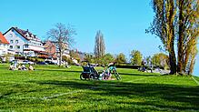 Eine große Suchaktion fand am Dienstagabend an der Liegewiese in Meersburg statt. Passanten hatten herrenlose Kleidung, Handtücher und ...